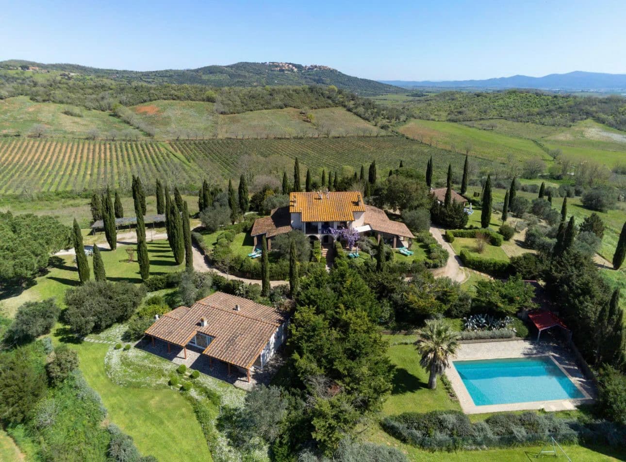 Übersichtsbild der Anlage von oben: Haupthaus, freistehendes Haus, Schwimmbad, Zypressenallee und die Hügel der Maremma