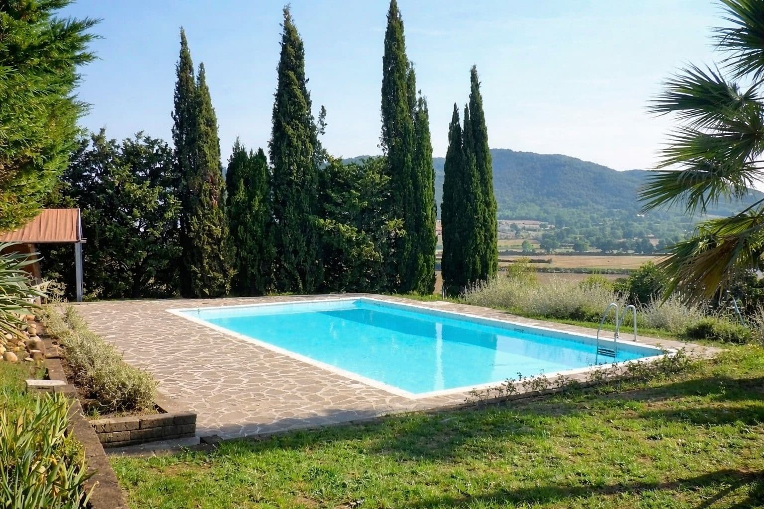 Schwimmbad in Aussichtslage mit Zypressen