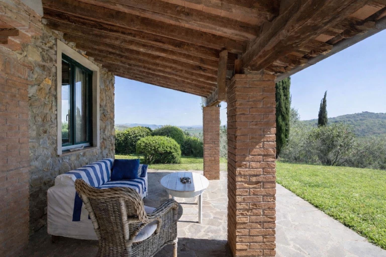 Loungesessel unter dem Portico mit Blick ins Grüne