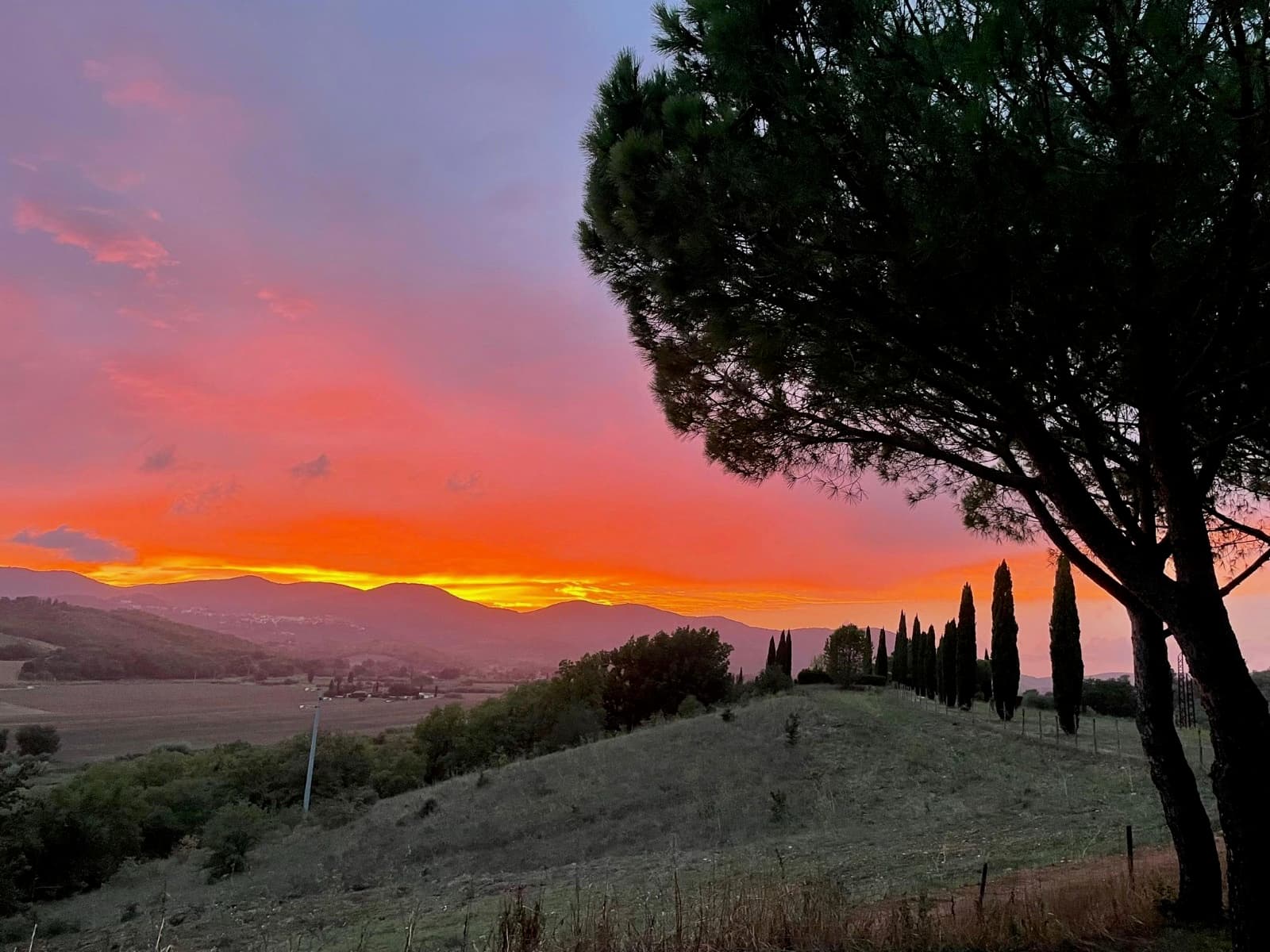 Sonnenuntergang über den Hügeln der Maremma
