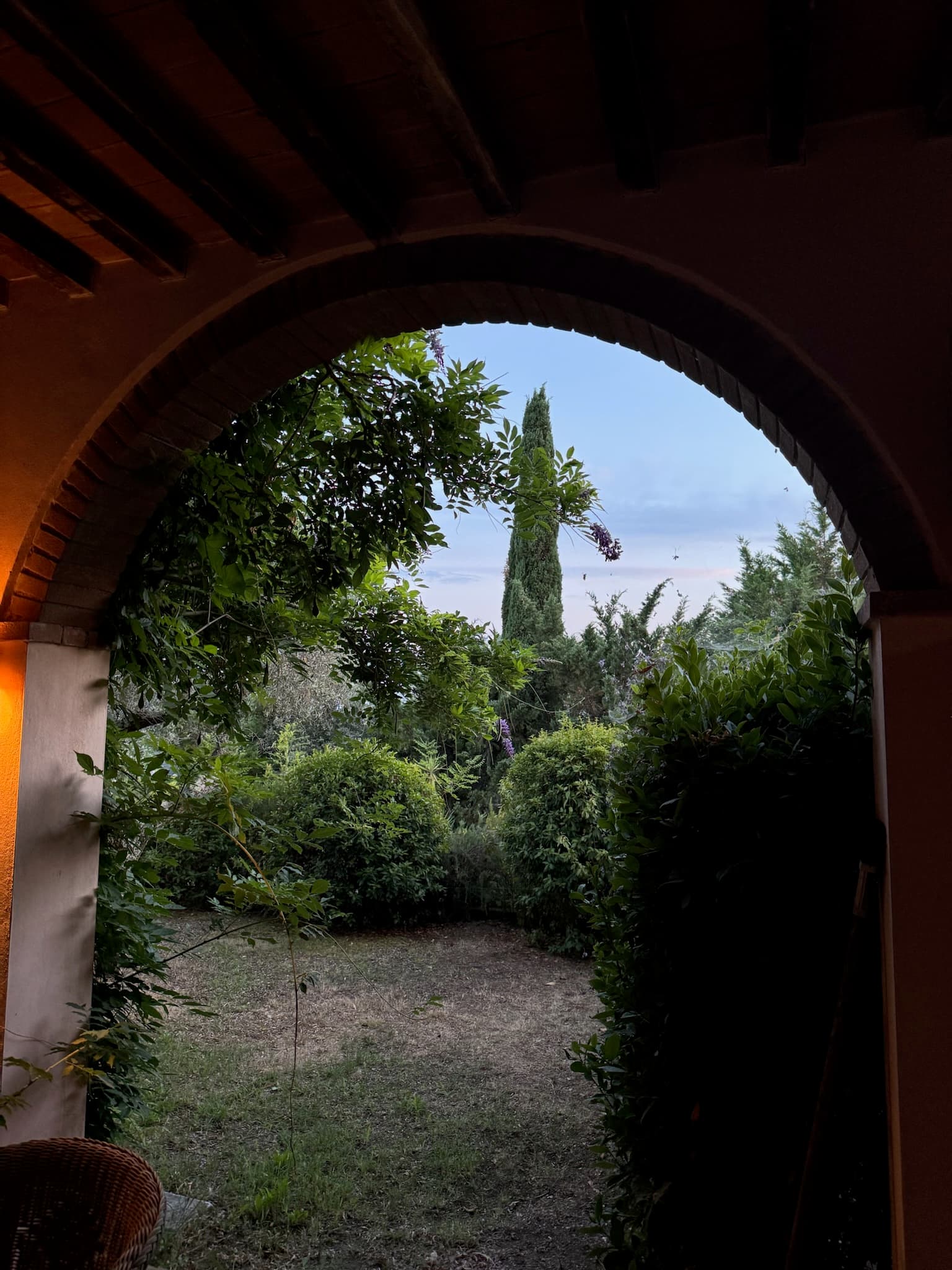 Blick durch den Rundbogen der Wohnung Giuncarico in den eigenen Garten