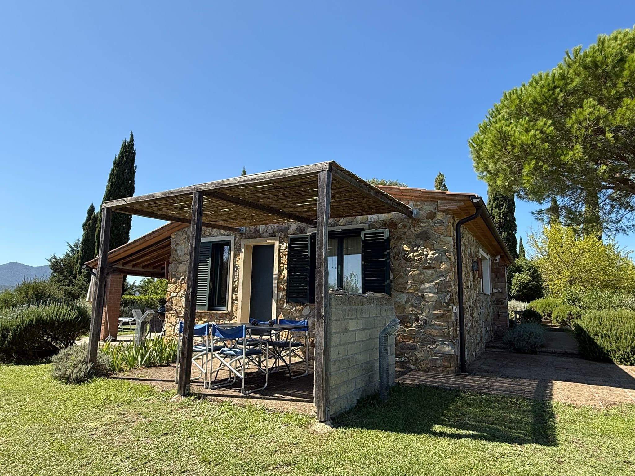 Freistehendes Natursteinhaus Montepescali mit Garten und Portico