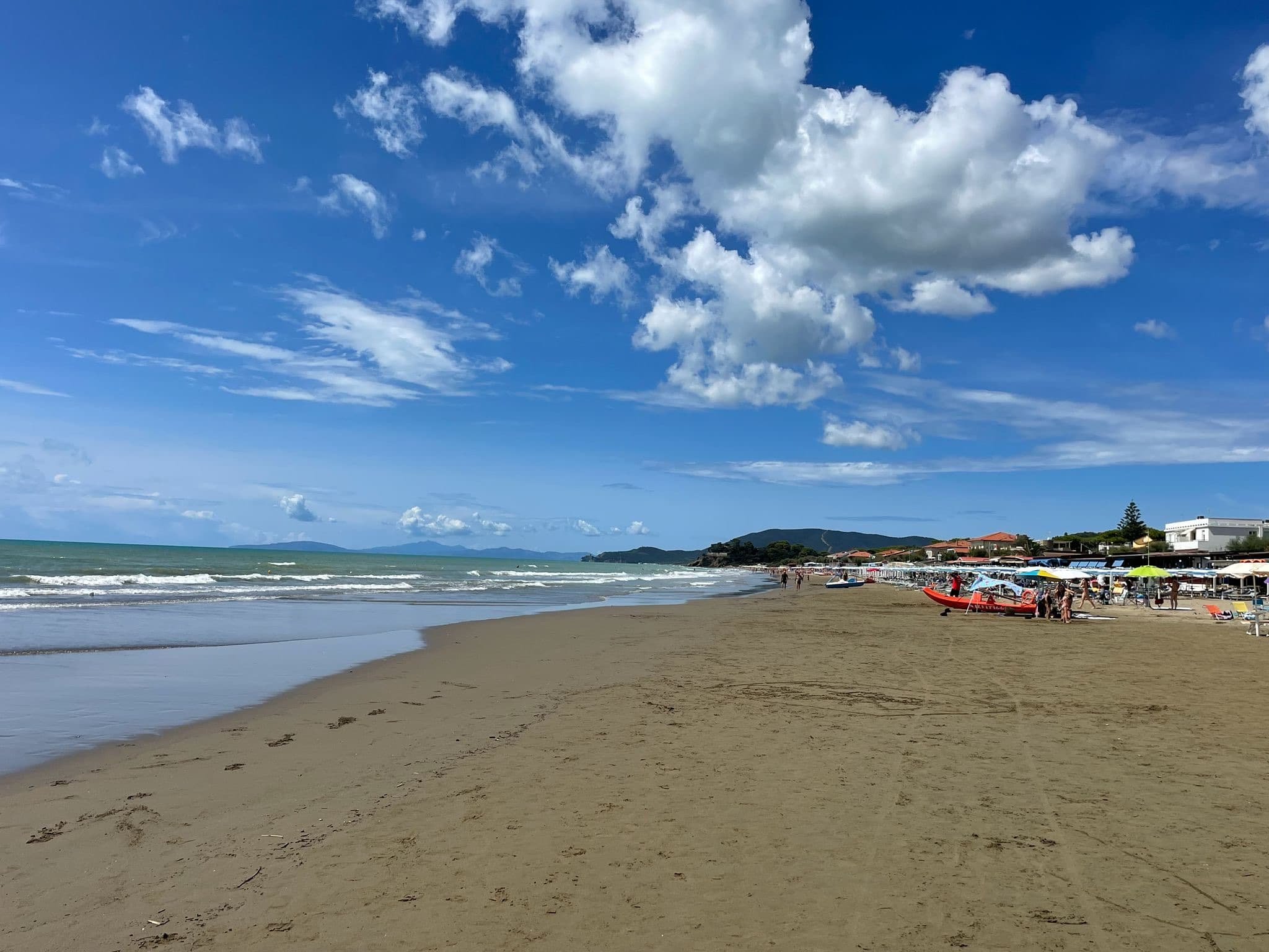 Weiter Sandstrand an der Küste der Maremma
