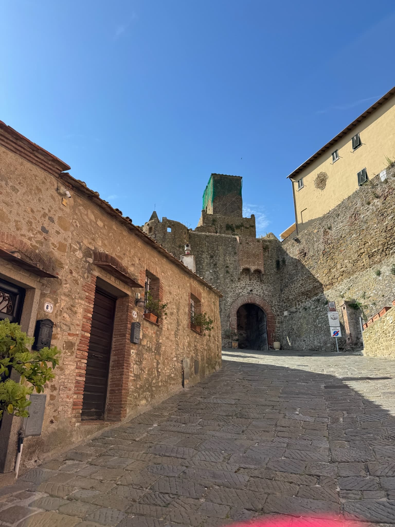 Natursteingasse in einem historischen Dorf der Maremma