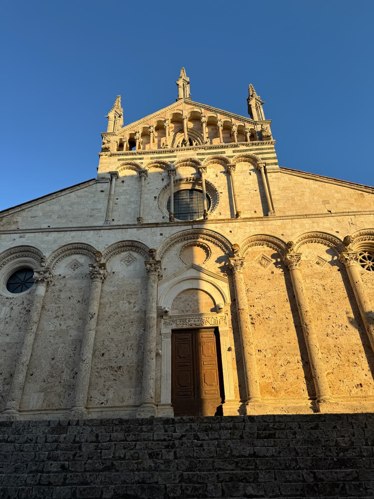 Fassade des Doms von Massa Marittima im Abendlicht